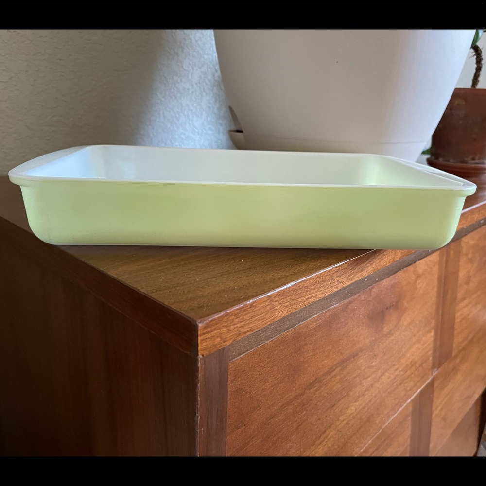 Vintage Pyrex casserole dish